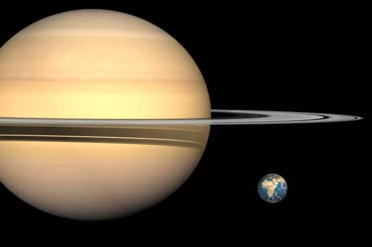 Awe inspiring space images that will leave you speechless - #3 This is the size comparison between Earth and Saturn: