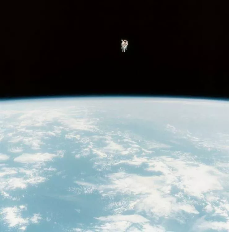 Images epoustouflantes de lespace qui vous couperont le souffle - #7 Le 7 février 1984, Bruce McCandless II a réalisé la première sortie dans l'espace sans corde, et le spectacle est à la fois impressionnant et terrifiant : Images epoustouflantes de lespace qui vous couperont le souffle - #7 Le 7 février 1984, Bruce McCandless II a réalisé la première sortie dans l'espace sans corde, et le spectacle est à la fois impressionnant et terrifiant :