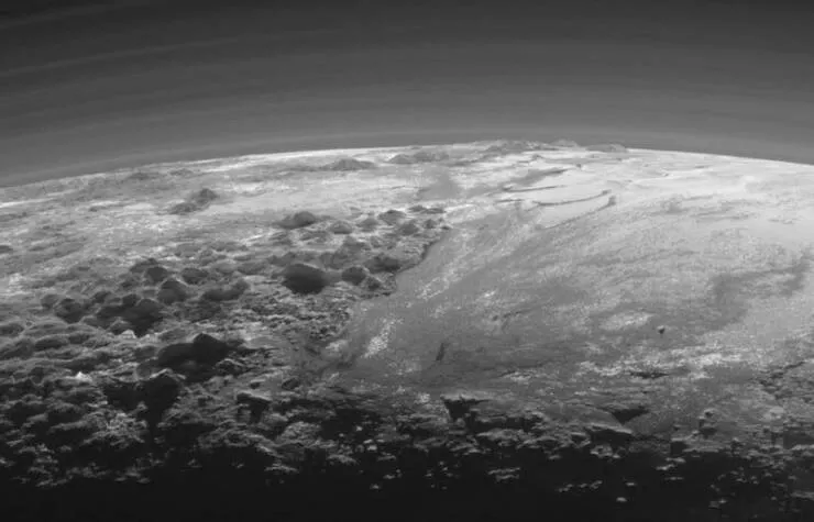 Images epoustouflantes de lespace qui vous couperont le souffle - #8 Voici une image des montagnes de glace de Pluton vues par la sonde spatiale New Horizons : Images epoustouflantes de lespace qui vous couperont le souffle - #8 Voici une image des montagnes de glace de Pluton vues par la sonde spatiale New Horizons :
