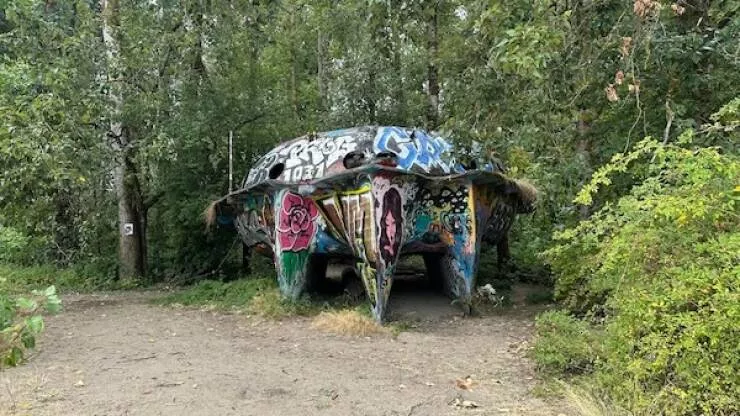 Decouvertes mysterieuses et effrayantes des profondeurs de la foret - #1 L'OVNI. Bateau de 1973 qui a échoué sur l'île de Sauvie, Oregon, en 1996 Decouvertes mysterieuses et effrayantes des profondeurs de la foret - #1 L'OVNI. Bateau de 1973 qui a échoué sur l'île de Sauvie, Oregon, en 1996