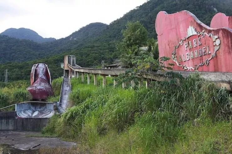 Enigmatic and eerie discoveries from the depths of the forest - #11 Abandoned Santa Claus Park (Albanoel Park), Itaguai, Rio de Janeiro