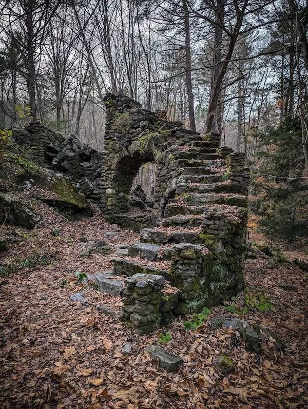 Decouvertes mysterieuses et effrayantes des profondeurs de la foret - #15 Escaliers dans les bois du New Hampshire Decouvertes mysterieuses et effrayantes des profondeurs de la foret - #15 Escaliers dans les bois du New Hampshire