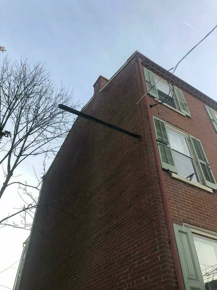 Photos incroyables de coincidences rarement vues - #20 Un panneau de signalisation a été projeté contre le côté de mon appartement après un accident de conduite en état d'ivresse dans ma rue Photos incroyables de coincidences rarement vues - #20 Un panneau de signalisation a été projeté contre le côté de mon appartement après un accident de conduite en état d'ivresse dans ma rue