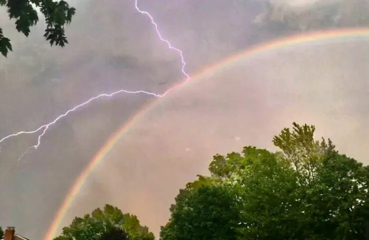 Amazing photos of unbelievably rare coincidences - #3 