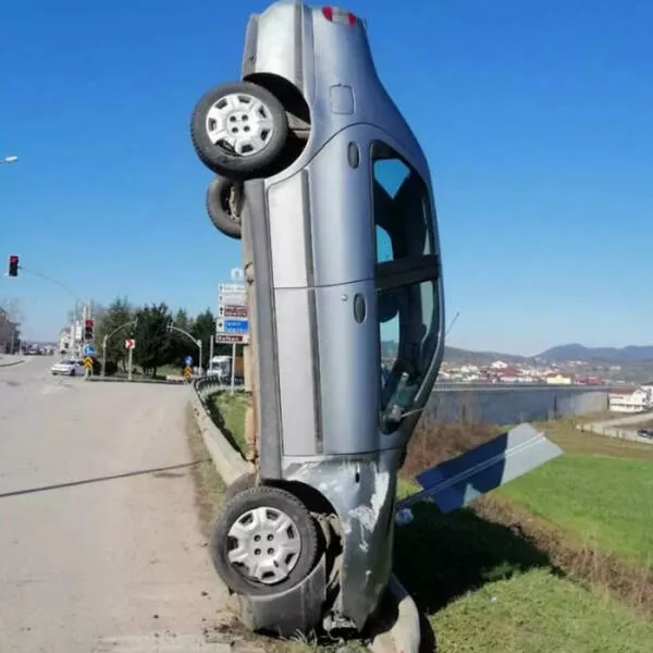 Amazing photos of unbelievably rare coincidences - #34 Don’t Ask How, I Don’t Know