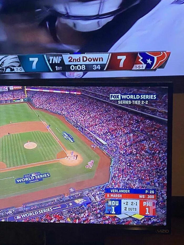 Amazing photos of unbelievably rare coincidences - #35 Both Philly Teams Are Tied With Houston Teams, And They’re Playing At The Same Time