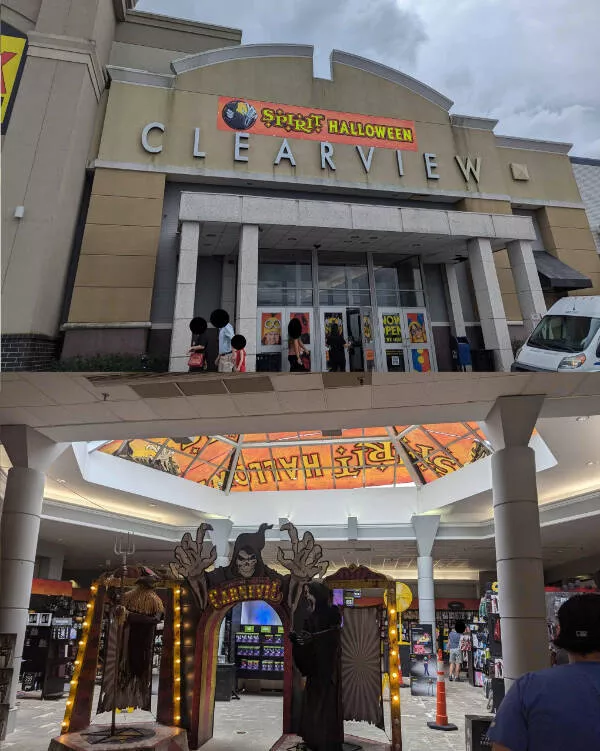 Photos etonnantes et inhabituelles que vous devez absolument voir - #17 Mon magasin Spirit Halloween local n'est pas dans le centre commercial, il EST le centre commercial.