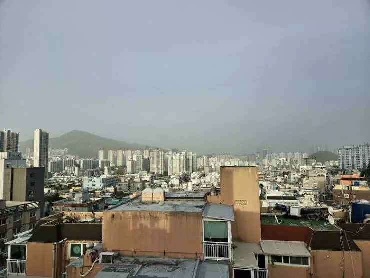 Stunningly real dystopian urban landscapes - #25 Busan, Korea’s Thick Smog: Severe air pollution