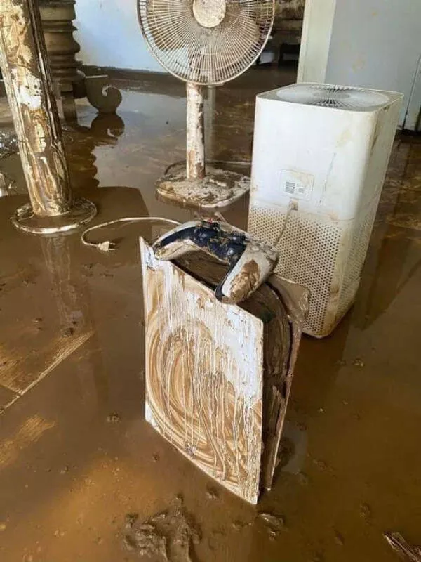Moments inoubliables qui resument une mauvaise journee - #15 Ma PS5 Endommagée Après Une Évacuation Pour Cause De Typhon : Conséquences d'une catastrophe naturelle