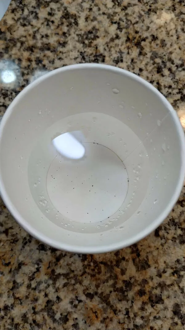Moments inoubliables qui resument une mauvaise journee - #6 Points Noirs Dans L'Eau De L'Hôtel Après Avoir Bu Quatre Verres : Problème de qualité de l'eau dans un hôtel
