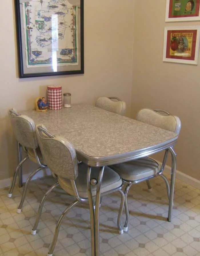 Objets de cuisine vintage dil y a 30 ans qui ont disparu - #1 Une table de cuisine familière qui ressemblait probablement à celle-ci :
