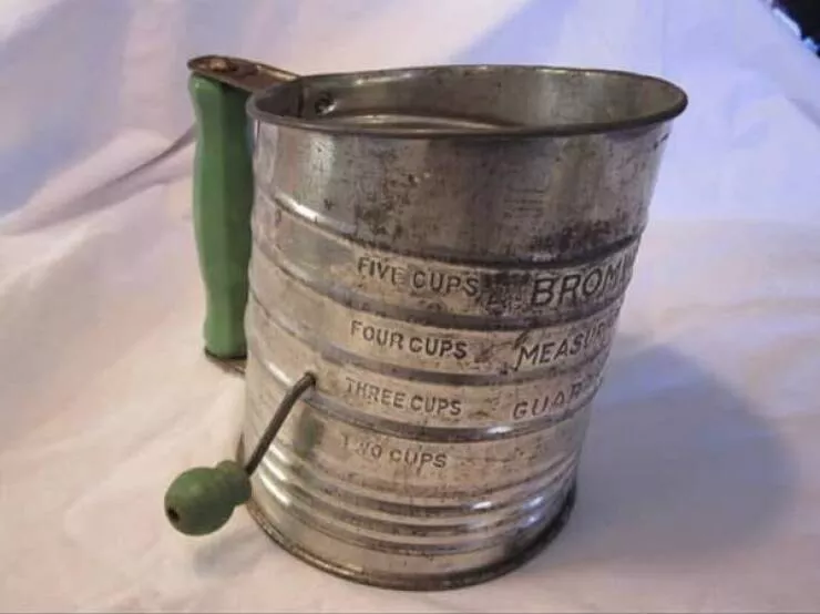 Objets de cuisine vintage dil y a 30 ans qui ont disparu - #22 Un tamis en métal : Objets de cuisine vintage dil y a 30 ans qui ont disparu - #22 Un tamis en métal :