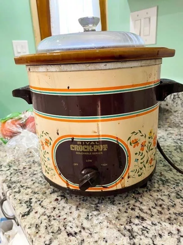 Vintage kitchen gadgets from 30 years ago that have vanished - #4 This timeless Crock-Pot: