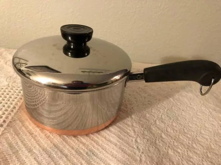 Objets de cuisine vintage dil y a 30 ans qui ont disparu - #8 La batterie de cuisine Revere Ware que vous avez sûrement reçue comme cadeau de mariage ou de Noël :