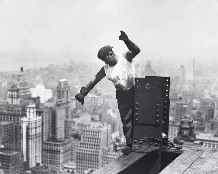 Images fascinantes de chantiers historiques - #14 Une photographie de Lewis Wickes Hine, montrant un ouvrier pendant la construction de l'Empire State Building, New York, 1931.