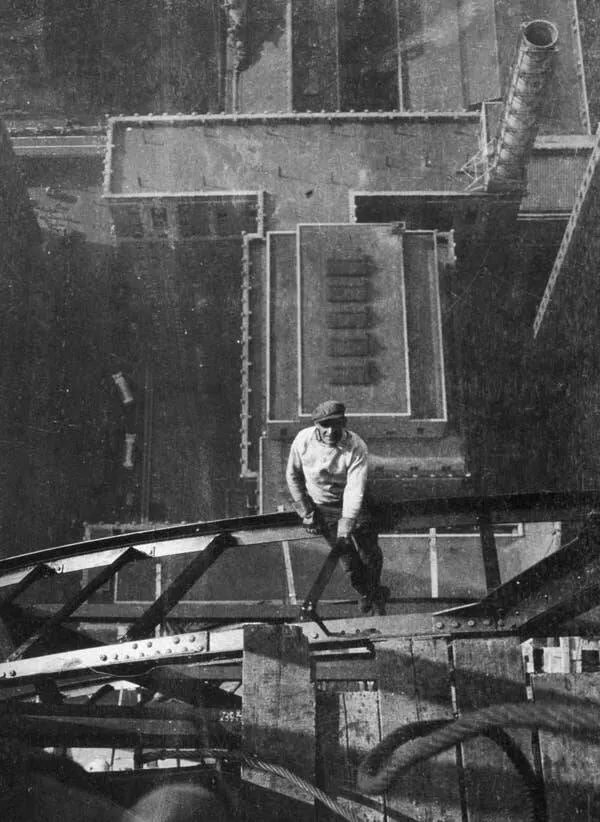 Images fascinantes de chantiers historiques - #19 Une vue en plongée montre un ouvrier assis sur une poutre en acier, au 54e étage du Chrysler Building, pendant sa construction à New York.