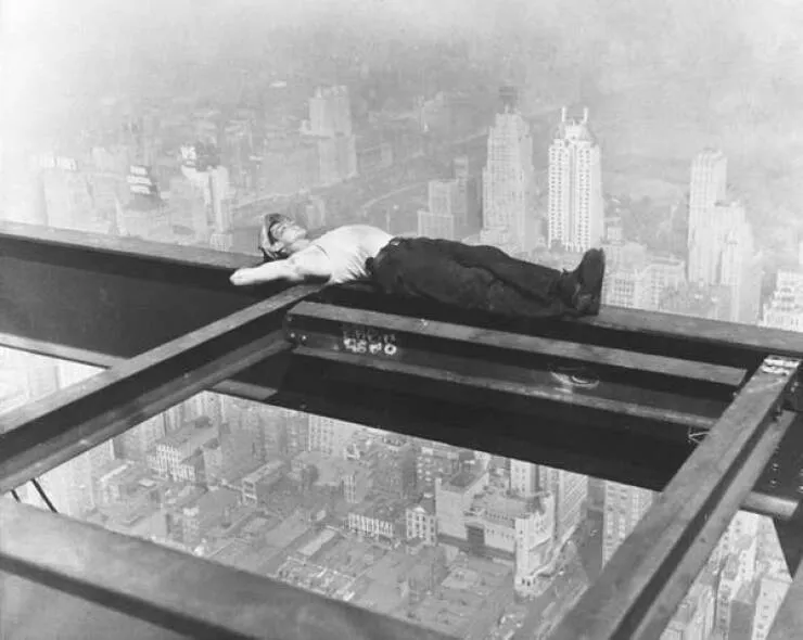 Images fascinantes de chantiers historiques - #2 Un travailleur fait une sieste sur une poutre pendant la construction de Radio City.