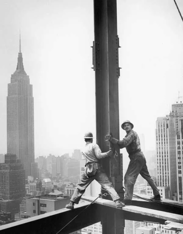 Images fascinantes de chantiers historiques - #26 Ouvriers de construction à New York, vers 1950. Images fascinantes de chantiers historiques - #26 Ouvriers de construction à New York, vers 1950.