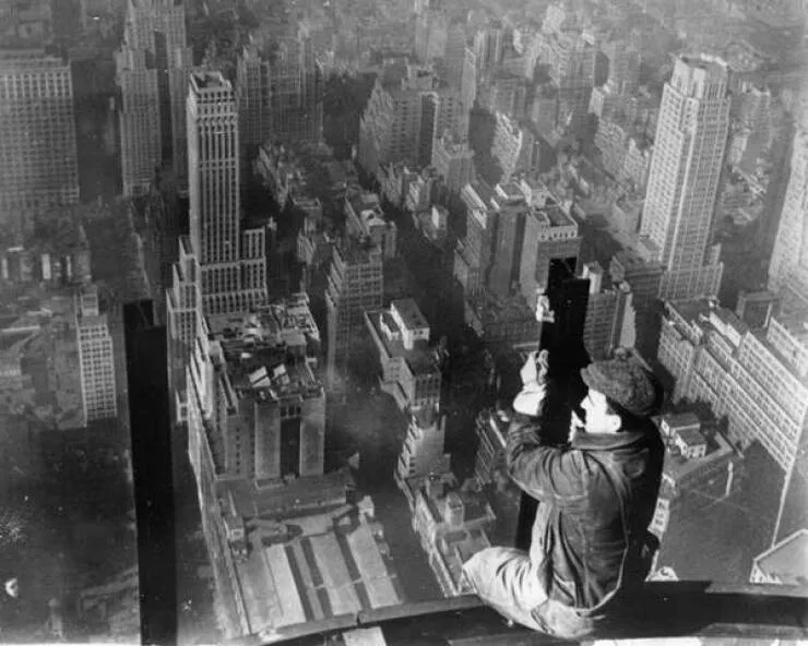 Images fascinantes de chantiers historiques - #27 Un ouvrier de construction est assis sur un échafaudage, contemplant la ville de New York. Images fascinantes de chantiers historiques - #27 Un ouvrier de construction est assis sur un échafaudage, contemplant la ville de New York.