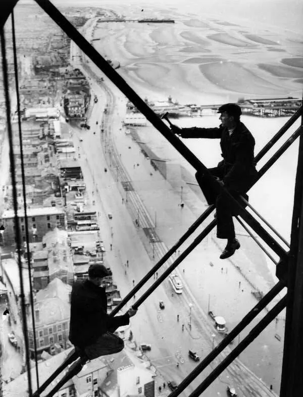 Intriguing images of historical construction projects - #31 A photographer precariously balances eighteen stories above Fifth Avenue, using a stereoscopic camera to capture images of the city.