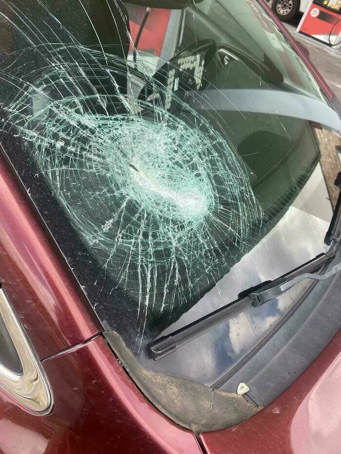 Quand les mauvaises journees frappe fort moments que nous connaissons tous - #9 Quelqu’un A Jeté Une Brique D’un Pont Et Ma Voiture A Été Touchée