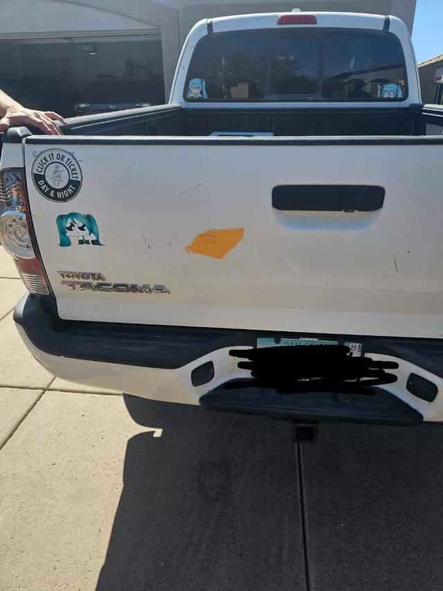Intriguing photos that will instantly capture your attention - #23 Came Home To Find A Slice Of Cheese Stuck On My Tailgate