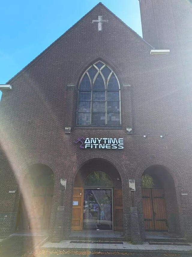 Intriguing photos that will instantly capture your attention - #33 A Church Turned Into An Anytime Fitness Gym