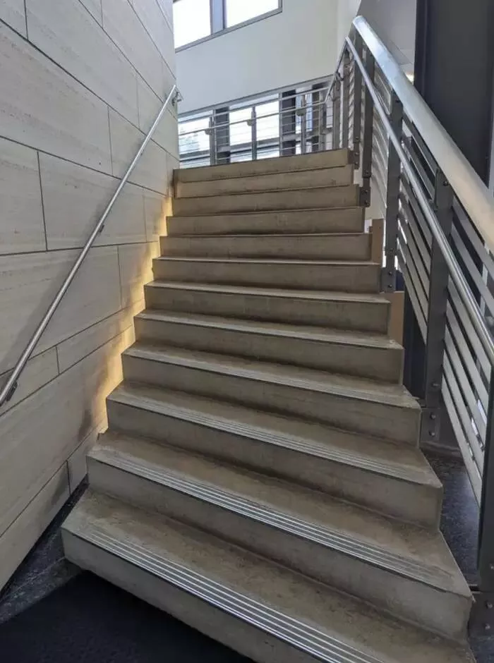 Conceptions dangereuses qui defient la logique - #11 Ces Escaliers À Un Angle De 45 Degrés Sont Un Risque De Chute, Avec Des Espaces Sur Les Côtés Pour Les Pieds