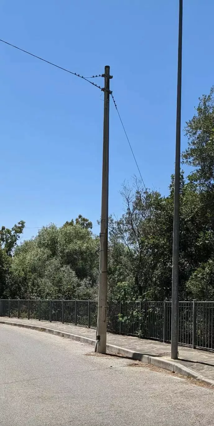 Shocking designs that challenge common sense - #17 This Pole Is Unwisely Placed In The Street Instead Of The Sidewalk Shocking designs that challenge common sense - #17 This Pole Is Unwisely Placed In The Street Instead Of The Sidewalk