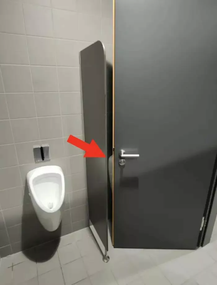 Conceptions dangereuses qui defient la logique - #23 Ce Urinoir Se Trouve Dans La Zone D’Ouverture De La Porte Des Toilettes Conceptions dangereuses qui defient la logique - #23 Ce Urinoir Se Trouve Dans La Zone D’Ouverture De La Porte Des Toilettes