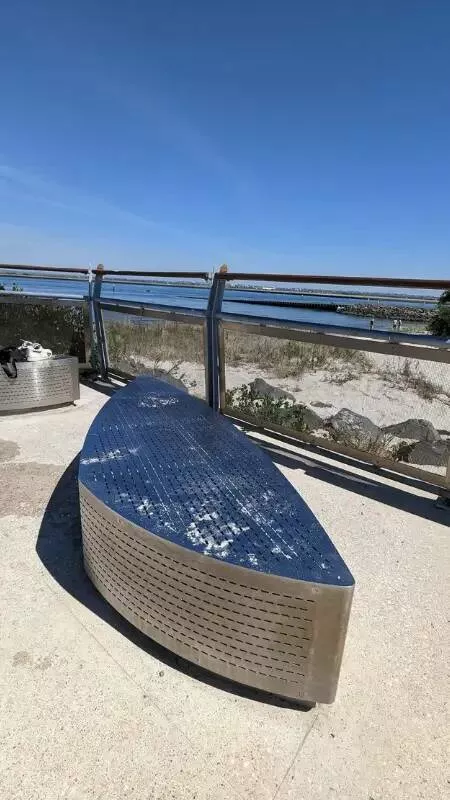 Conceptions dangereuses qui defient la logique - #24 Ce Banc En Acier Inoxydable Sur La Plage Peut Brûler La Peau De Quiconque Par Une Chaude Journée D’Été Conceptions dangereuses qui defient la logique - #24 Ce Banc En Acier Inoxydable Sur La Plage Peut Brûler La Peau De Quiconque Par Une Chaude Journée D’Été