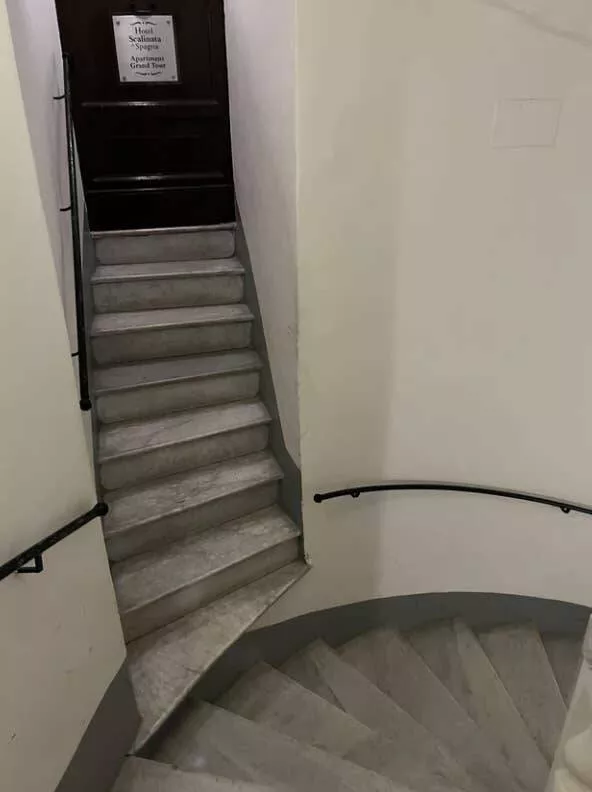 Shocking designs that challenge common sense - #26 These Intersecting Staircases Create Confusion Shocking designs that challenge common sense - #26 These Intersecting Staircases Create Confusion
