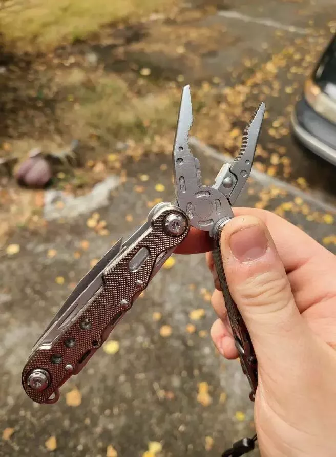 Shocking designs that challenge common sense - #28 This Multi-Tool Design Prevents The Knife From Locking Completely While The Pliers Are Extended Shocking designs that challenge common sense - #28 This Multi-Tool Design Prevents The Knife From Locking Completely While The Pliers Are Extended
