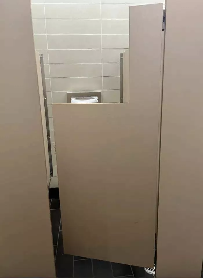 Conceptions dangereuses qui defient la logique - #35 Ces Portes De Cabines Dans Un Toilettes Publique Sont Virtuellement Inutiles Conceptions dangereuses qui defient la logique - #35 Ces Portes De Cabines Dans Un Toilettes Publique Sont Virtuellement Inutiles