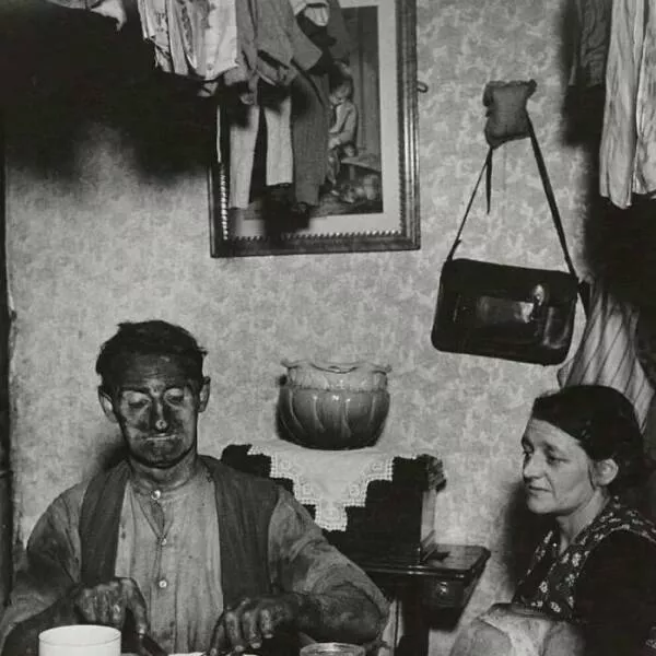 Moments fascinants de lhistoire captures en photos - #11 Un Mineur Anglais Dînant Avec Sa Femme Après Une Longue Journée De Travail En 1937
