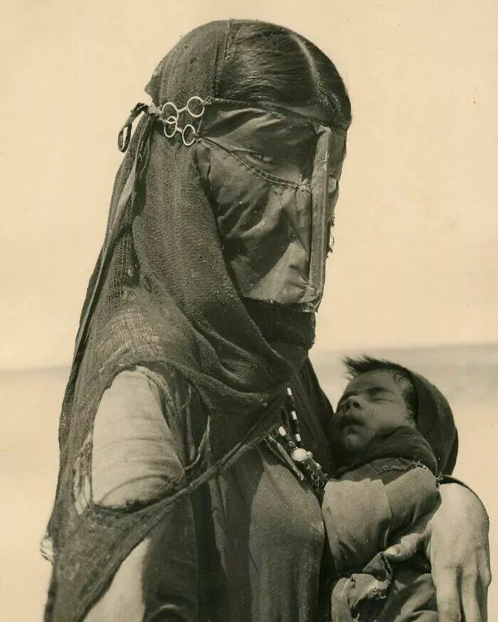 Fascinating moments in history captured in photos - #18 Bedouin Mother From Saudi Arabia In 1948