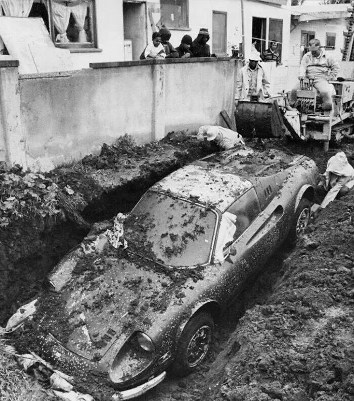 Moments fascinants de lhistoire captures en photos - #24 En 1978, Une Ferrari Enfouie A Été Découverte Dans Un Jardin De Los Angeles Après Que Des Enfants Jouant Dans La Terre Avertissent La Police Moments fascinants de lhistoire captures en photos - #24 En 1978, Une Ferrari Enfouie A Été Découverte Dans Un Jardin De Los Angeles Après Que Des Enfants Jouant Dans La Terre Avertissent La Police