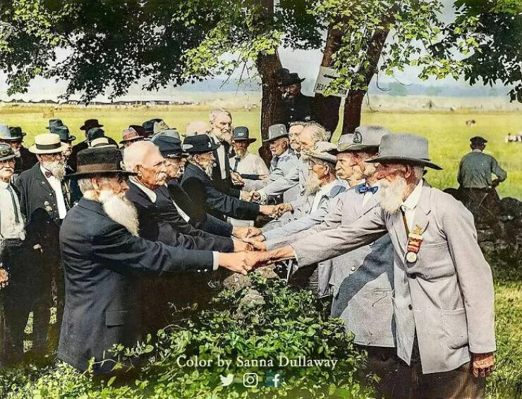 Moments fascinants de lhistoire captures en photos - #26 Les Vétérans Unionistes (À Gauche) Et Confédérés (À Droite) Se Rassemblent Pour Le 50ème Anniversaire De La Bataille De Gettysburg En 1913 Moments fascinants de lhistoire captures en photos - #26 Les Vétérans Unionistes (À Gauche) Et Confédérés (À Droite) Se Rassemblent Pour Le 50ème Anniversaire De La Bataille De Gettysburg En 1913