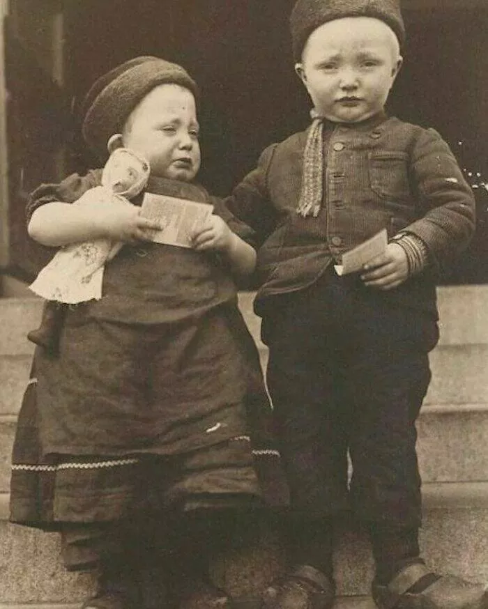 Moments fascinants de lhistoire captures en photos - #32 Des Enfants Hollandais Arrivant À Ellis Island, Vers 1900 Moments fascinants de lhistoire captures en photos - #32 Des Enfants Hollandais Arrivant À Ellis Island, Vers 1900