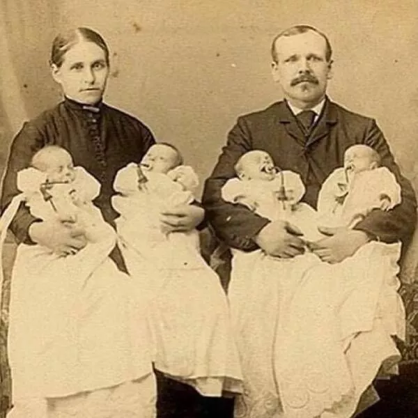 Moments fascinants de lhistoire captures en photos - #34 Des Nouveaux Parents De Quatuor Dans Les Années 1880 Moments fascinants de lhistoire captures en photos - #34 Des Nouveaux Parents De Quatuor Dans Les Années 1880