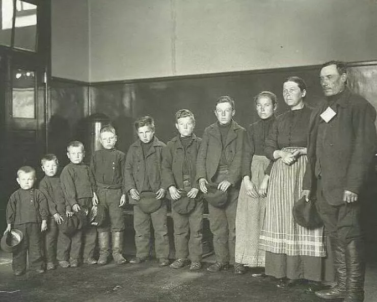 Moments fascinants de lhistoire captures en photos - #37 Une Famille Immigrante Arrivant À Ellis Island En 1904 Moments fascinants de lhistoire captures en photos - #37 Une Famille Immigrante Arrivant À Ellis Island En 1904