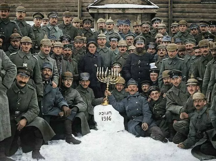 Moments fascinants de lhistoire captures en photos - #39 Des Soldats Juifs Dans L'Armée Allemande Célébrant Hanoukka Sur Le Front Oriental Pendant La Première Guerre Mondiale En 1916 Moments fascinants de lhistoire captures en photos - #39 Des Soldats Juifs Dans L'Armée Allemande Célébrant Hanoukka Sur Le Front Oriental Pendant La Première Guerre Mondiale En 1916