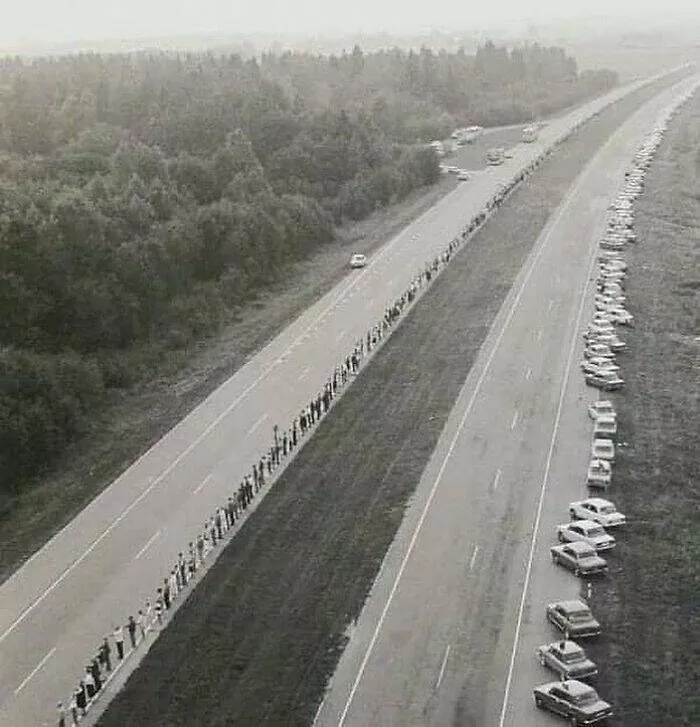 Fascinating moments in history captured in photos - #6 On August 23, 1989, 2 Million People In Lithuania, Estonia, And Latvia Formed A 675.5-Kilometer (420-Mile) Human Chain
