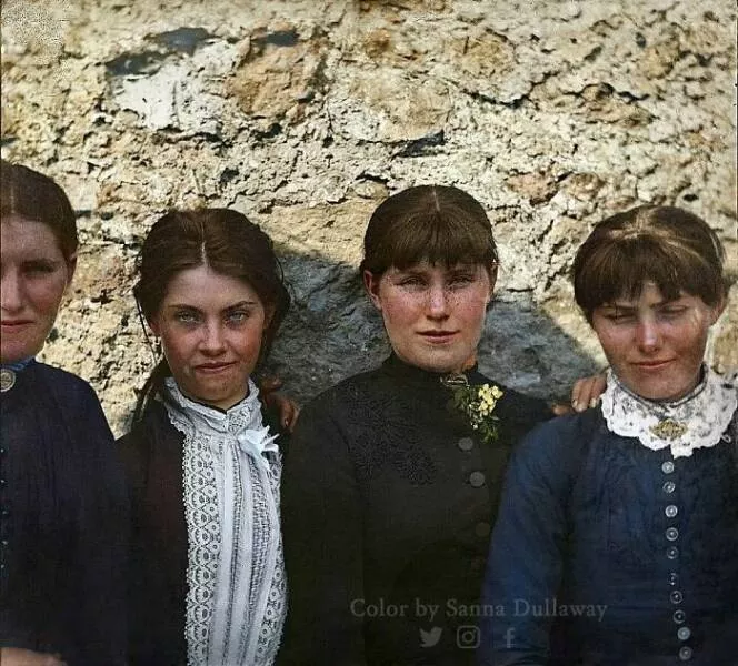 Fascinating moments in history captured in photos - #7 The Ohalloran Sisters Resisting Officers Evicting Their Family During The Irish Land War In 1887