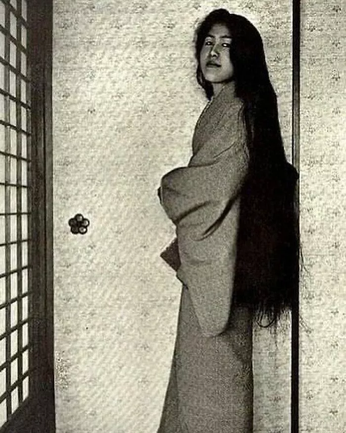 Fascinating moments in history captured in photos - #8 A Geisha Washing Her Hair Before Styling It In Japan, 1905