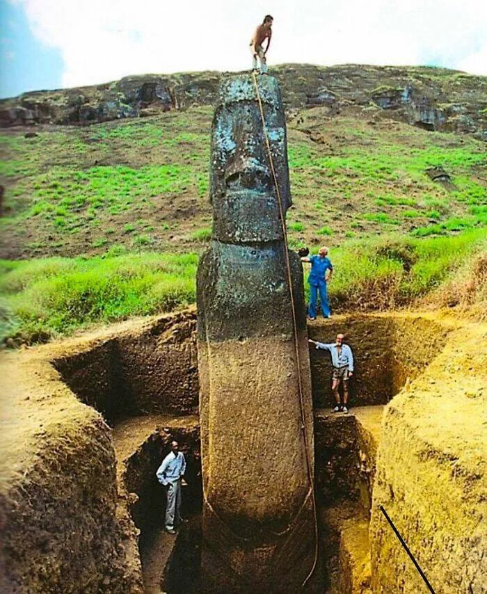 Photos et histoires fascinantes de lhistoire - #11 Une Statue Moai Complètement Exhumée Sur L'Île De Pâques
