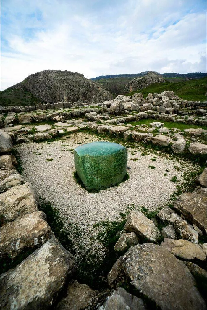 Photos et histoires fascinantes de lhistoire - #14 Dans Hattusa, L'Ancienne Capitale De L'Empire Hittite, Une Pierre Verte Mystérieuse Faite De Serpentinite A Une Signification Historique