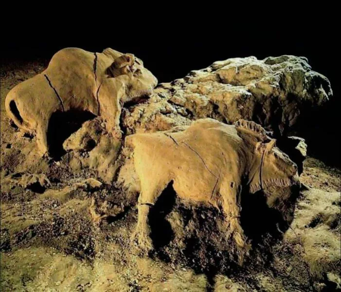 Captivating photos and untold stories from history - #16 Bison Sculptures In Le Tuc d'Audoubert Cave, Ariège, France, Are Stunning Examples Of Prehistoric Art Captivating photos and untold stories from history - #16 Bison Sculptures In Le Tuc d'Audoubert Cave, Ariège, France, Are Stunning Examples Of Prehistoric Art