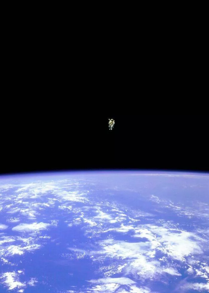 Photos et histoires fascinantes de lhistoire - #21 Bruce McCandless Est Devenu Le Premier Humain À Flotter Librement Dans L'espace Sans Attache