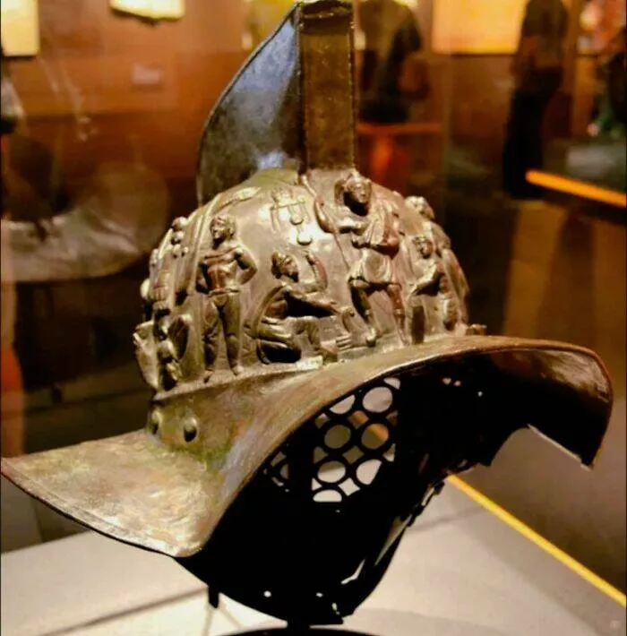 Photos et histoires fascinantes de lhistoire - #23 Un Casque De Gladiateur A Été Découvert En 2009 Dans La Caserne Des Gladiateurs À Pompéi (Regio V), Offrant Un Aperçu Fascinant Du Combat Romain Ancien